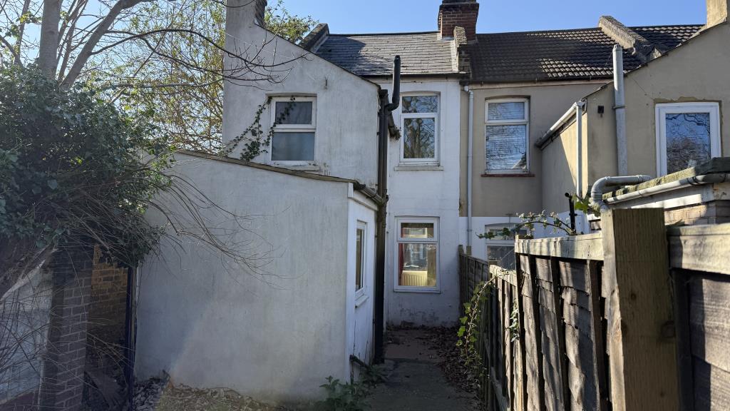 Lot: 133 - VACANT END-TERRACE HOUSE - Exterior image of house from rear of garden